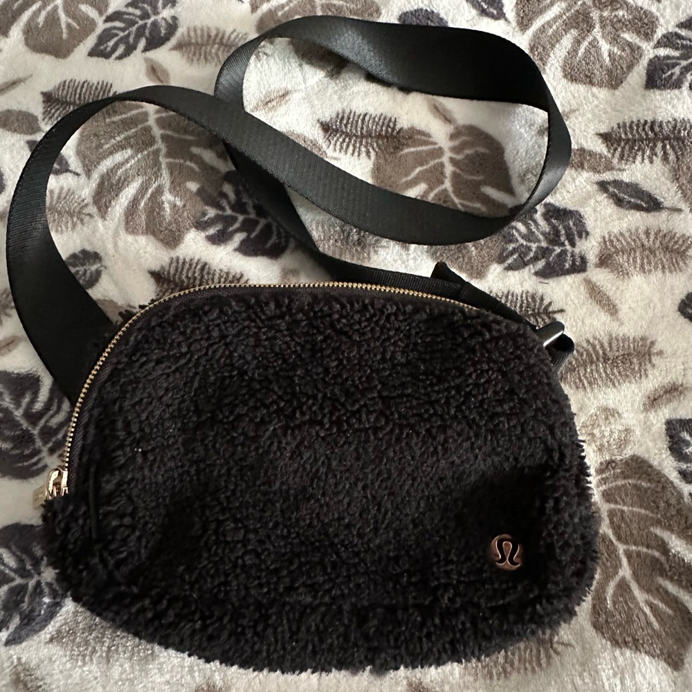 Lululemon everywhere belt bag